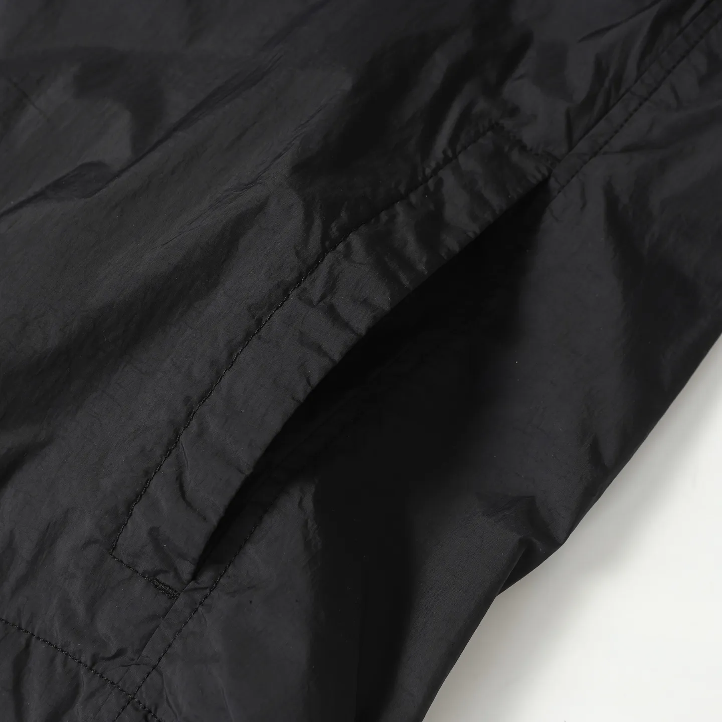 🅿️410 STONE ISLAND Black metal nylon jacket Lapel zipper design Breathable mesh inside Made of customized metal nylon fabric Cost is quite high Y-shaped cross-section Fastness level 3 or above Windproof, anti-splash, anti-static Garment dyeing technology gives a unique light metallic luster Simple and elegant design Compass mark on the left chest Left sleeve logo Uniform for men and women Suitable for daily commuting Size: S M L XL